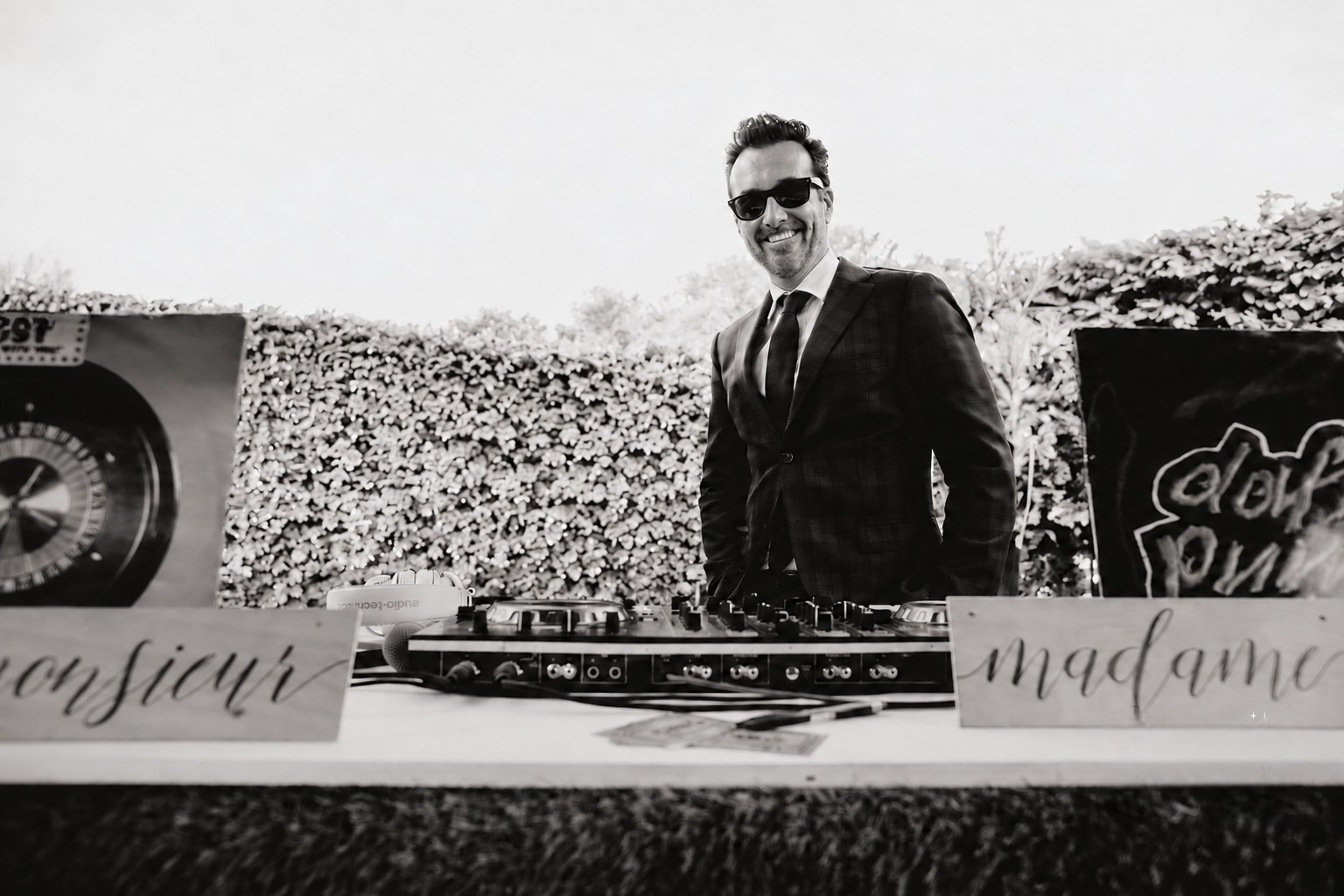 Greg Le Fourn DJ de mariage derrière ses platines, ambiance festive