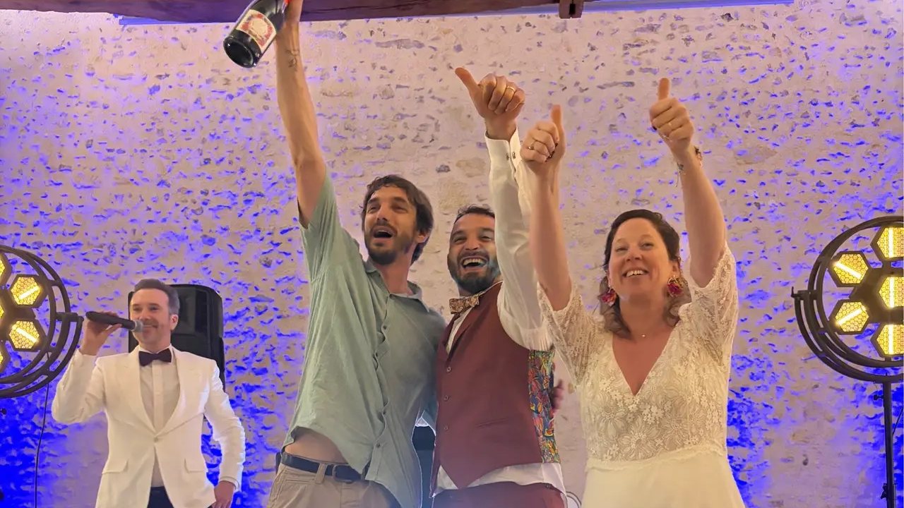 Mariés et invités en fête sur la piste de danse, Greg Le Fourn au micro