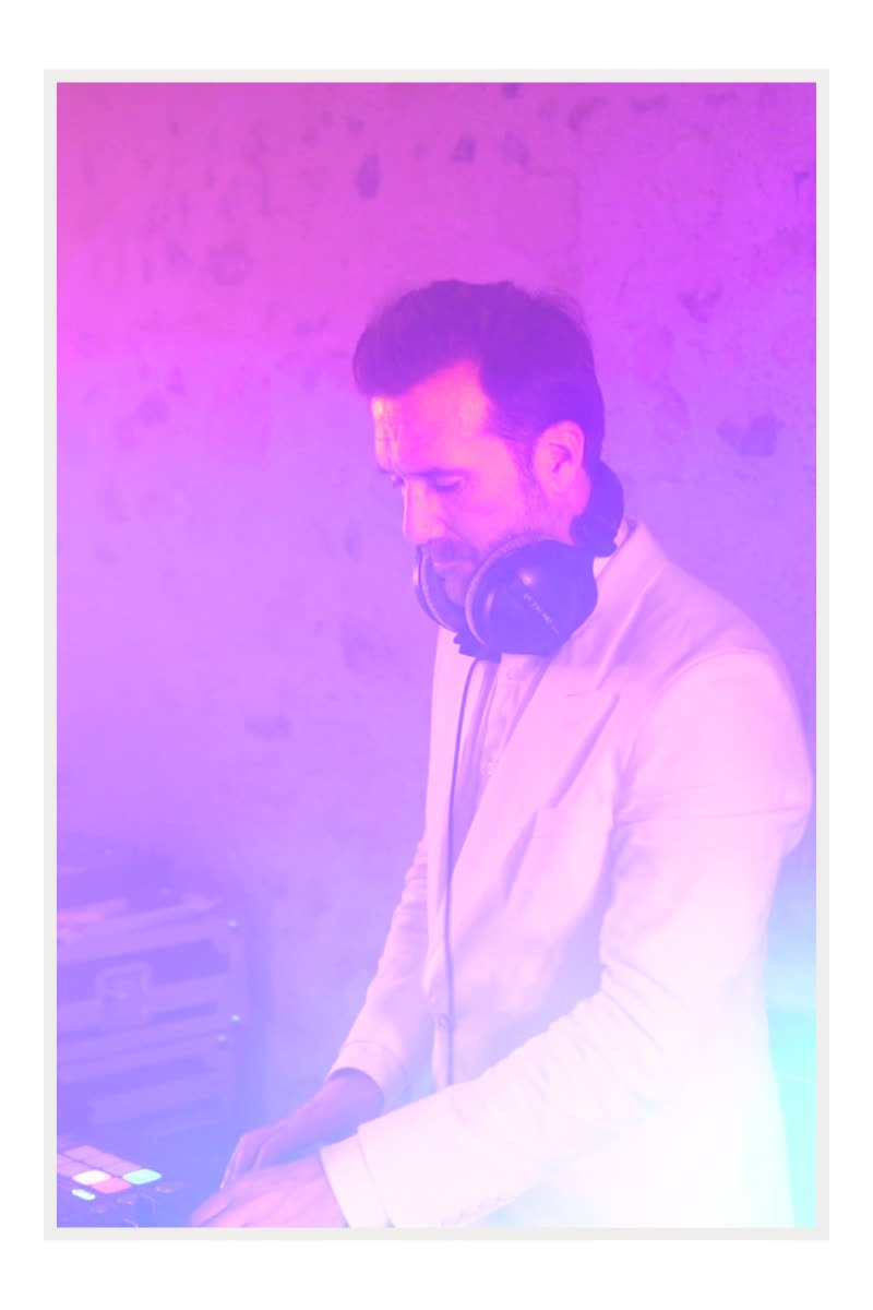 Greg Le Fourn aux platines, ambiance violette