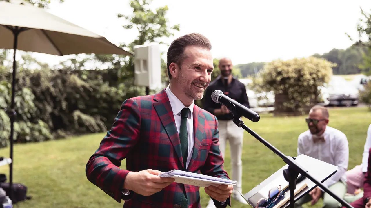Greg Le Fourn au micro pendant une cérémonie laïque, face aux invités