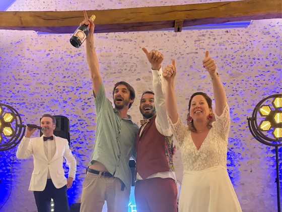 Mariés et invités en fête sur la piste de danse