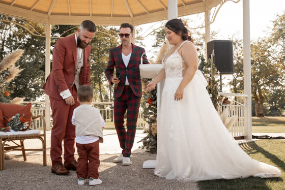 Maître de cérémonie de mariage expressif au micro