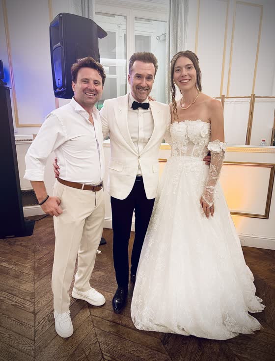 Greg Le Fourn félicitant des mariés